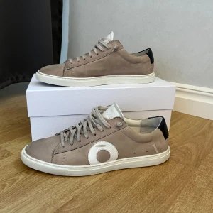 Oliver Cabell (Fog) - Tjena, säljer nu dessa riktigt feta och populära Oliver Cabell i storlek 43. Skicket är minst 8,5/10. Skriv om ni har några funderingar! Pris kan diskuteras vid snabb och smidig affär!