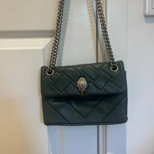 Kurt geiger väska - Säljer nu denna superfina väska. Det är slitningar under till på väskan och lite sminkfläkar inuti som visas på bilderna💕💕