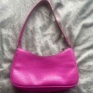 H&M väska - Fin hot-pink handväska som är i bra skick. Men den har något svart som man ser på den sista bilden.