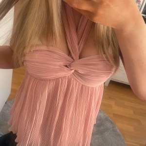 Rosa halternecktopp  - Säljer en söt rosa halternecktopp från zara som inte säljs längre. Jättefin säljer för att den tyvärr är för liten. Perfekt för sommaren🩷