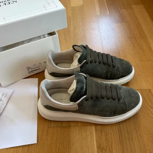 Alexander McQueen sneakers - Snygga Alexander McQueen Oversized sneakers i mocka, i färgen Khaki/New ivory/Bone. Skorna kommer i originalkartong med tillhörande extra skosnören. Använda men inte många gånger så därför fint skick! Köpta på Farfetch.