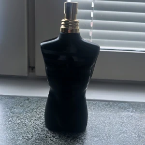 Svart parfymflaska i form av en torso - Jean Paul parfym ungefär 60ml kvar