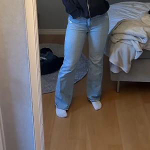 Ljusblå bootcut jeans - Säljer mina ljusblå boutcout jenas från Levis, ursprungspris 1300🌟