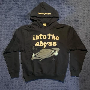 Broken Planet Hoodie - Broken Planet Into The Abyss Hoodie. Helt ny, endast använd en gång. Kommer i orginalförpackningen. Skickas samma dag som det köps. Ge mig ett erbjudande.