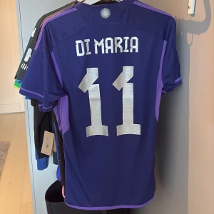 Argentina Away kit 2022 ”Di Maria” World Cup - Argentina away kit från Adidas med 'Di Maria' och nummer 11 på ryggen. Sällan använd, bra skick inga skador. Äkta, köpt på adidas hemsida. 