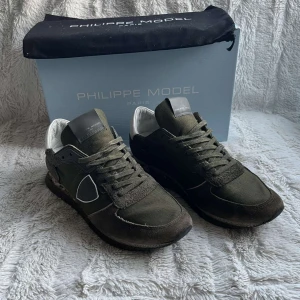Philippemodel trainers - Extremt fräscha philippemodel trainers | skick 9/10 , lite sliten mocka på hälen | fraktas inom 24 h | allt og ingår | vid frågor kontakta gärna🙌