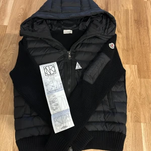 Moncler cardigan - Säljer min moncler cardigan som köptes från NK för några månader sen, använd sparsamt och i perfekt skick! Säljer då jag behöver pengar mer än cardigan. Skriv vid frågor! Pris kan diskuteras