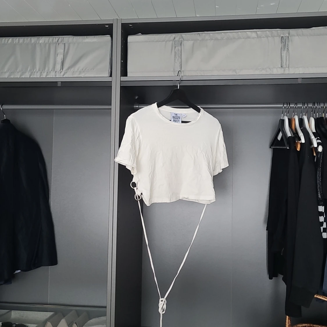 Vit croppad t-shirt från The Ragged Priest