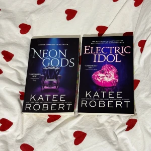 Neon Gods och Electric Idol av Katee Robert - Nyskick