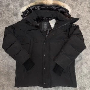 Canada Goose Black Lable - Säljer min stilrena Canada Goose jacka med svart lable då den ej passar. Helt ny och oanvänd. DM vid mer info och bilder ‼️