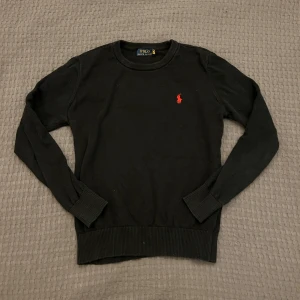 Svart tröja från Ralph Lauren - Säljer min stickade Ralph Lauren crewneck då den krympte i tvätten. Den är i bra skick fortfarande, skulle nog säga att skicket är 8/10. Storleken nu efter att den krympte skulle jag nog säga är en XXS- XS. Men i stor sett en tvär fett tröja och är själv ledsen att den krympte. Pris kan diskuteras🙌🏻