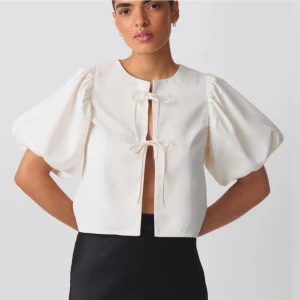 Vit blus med puffärmar - Säljer denna krämvita blusen från gina,endast använd 2 ggr. Perfekt för en chic look!