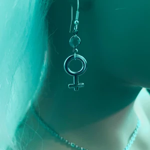  Made by prisförslag- 1 st Silverörhängen med kvinnosymbol - Stilrena silverörhängen med en hängande kvinnosymbol. Perfekta för att uttrycka stil och personlighet. De har en enkel krok för enkel användning.