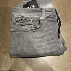Dondup George Jeans - Tjena, säljer dessa gråa Dondup jeans. Jeansen är i väldigt bra skick. Jeansen är i W31. Om ni behöver mått eller har någon annan fundering så är det bara att skriva. Jeansen har inga defekter. 