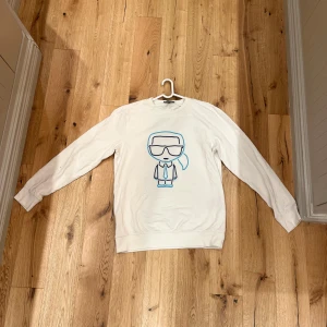 Karl Lagerfeld - Hej! Säljer nu min Karl Lagerfeld tröja, ber om ursäkt för bilderna då den inte var struken. Hör gärna av ger om ni har frågor eller funderingar!