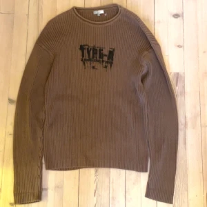 Brun ribbad tröja med tryck - Riktigt snygg tröja med galet långa ärmar 🙏🙏🙏