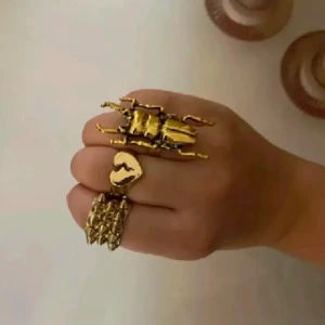 Krossat Hjärta Ring  - Ring med ett krossat hjärta finns i guld och i silver! Skriv vilken du vill köpa när du klickar på ”köp nu” 💖💖