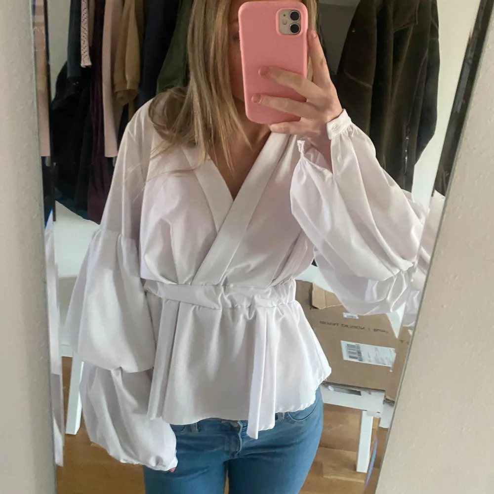 Säljer min vita fest blus från boohoo! Den går in i midjan och har fina armar som är lite större men går in på vissa ställen💕 Den är nästan helt ny och har inga skador!😊 (säljer jeansen i annan annons!) Skriv om ni har frågor🌸. Puserot.