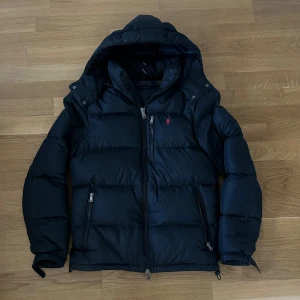 Polo Ralph lauren puffer - |Polo Ralph Lauren puffer jacka| skick 8/10| storlek xs| prislapp finns! Dm vid mer info!🙌