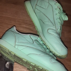 Mintgröna sneakers från Reebok - Snygga mintgröna vintage sneakers från Reebok. Skorna har en bekväm passform och är tillverkade i syntetmaterial/fejkläder. Skorna har används ett par gånger och har några tecken på slitage. Hör av vid intresse, pris kan diskuteras.