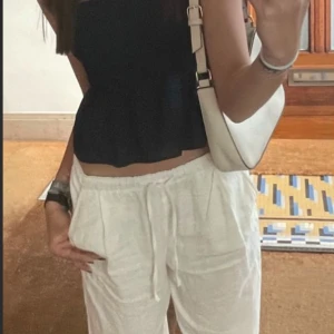 Vita linnebyxor från Bershka - Jätte fina linnebyxor från Bershka som tyvärr inte kommer till användning längre kom privat om du undrar något ❣️