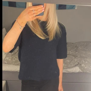 Stickad tröja  - Stickad mörkblå tröja ifrån Gina i storlek XS. Inte så mycket använd och är slutsåld på hemsidan. Köpte för 299kr och säljer för 150kr❤️
