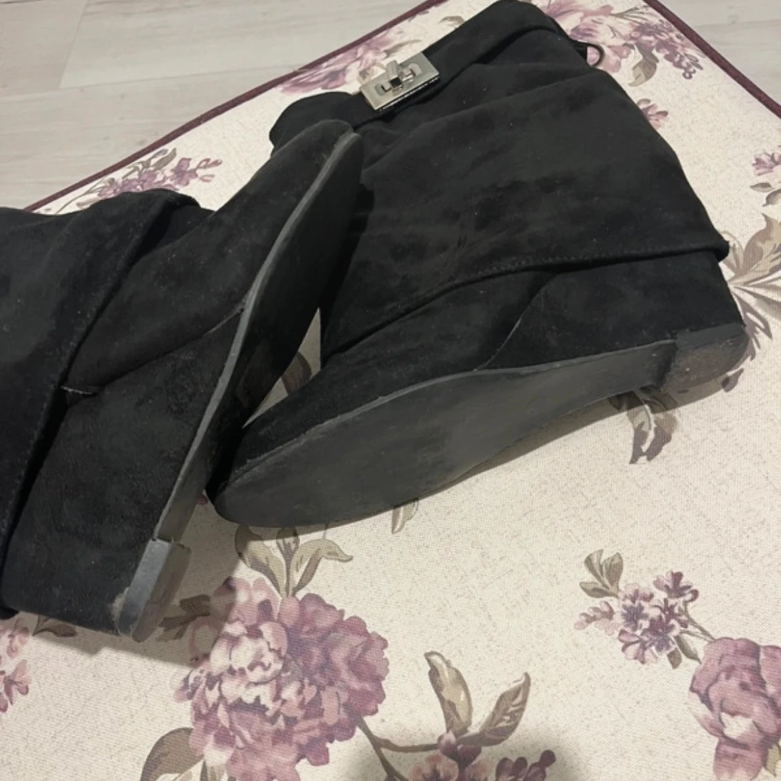 Svarta fold over mockastövlar med spänne - 1