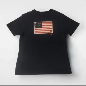Marinblå t-shirt från Polo Ralph Lauren - Fin Ralph Lauren T-shirt som är använd men har inga defekter mer än att den är lite blekt men inget som påverkar något enligt mig.  storlek: XL barn står det inuti, men den passar som en S eller M.