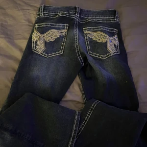 Mörkblåa jeans från gina tricot - Jätte fina mörkblå bootcut jeans med fina ”paljetter” på bakfickorna i storlek 164. användvända ett par gånger men är i fint skick.💓// dom är slut sålda överallt!