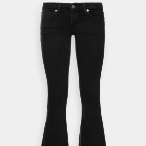 Svarta bootcut jeans - Utsålda jeansen från only, Lågmidjade och bootcut. Storlek w 28 L36. Midjemåttet är 34cm och innerbenslängden 87cm