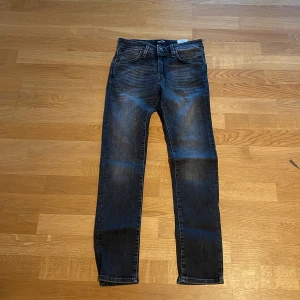  jeans från Jack & Jones - Snygga jeans från Jack & Jones i modellen Slim Glenn. De har en slim passform och klassisk femficksdesign med knappgylf. Perfekta för en stilren look.