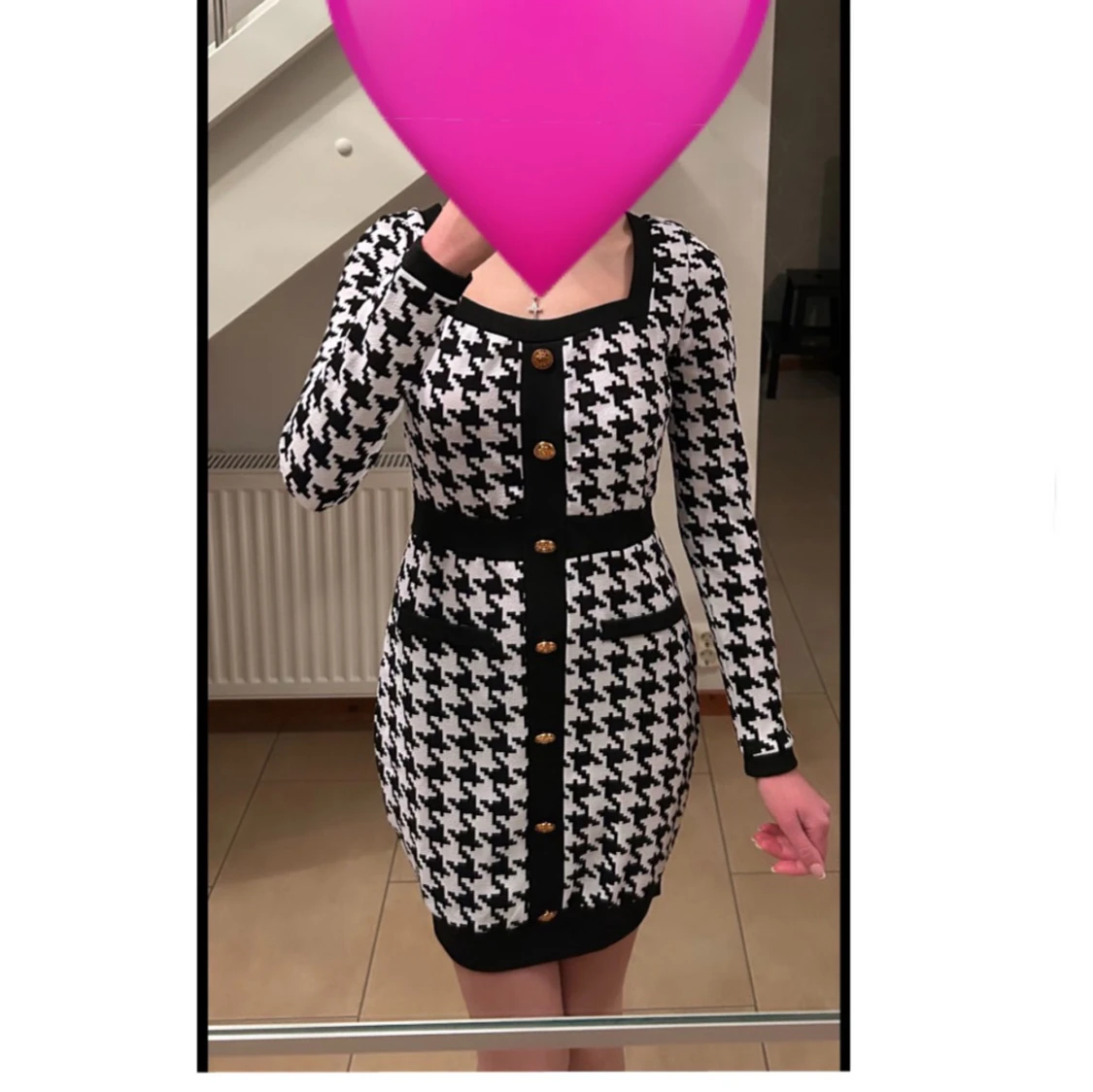 Svartvit mönstrad klänning med knappar