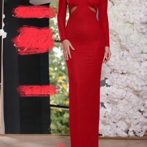 Röd långklänning med cut-outs - Elegant röd långklänning med glittrigt material och stilrena cut-outs vid midjan. Klänningen har långa ärmar och en figurnära passform som framhäver silhuetten. Perfekt för en glamorös kväll.