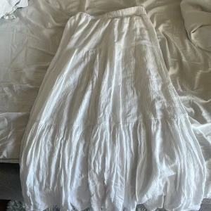 Vit långkjol🩵 - Säljer min jättefina långkjol som inte passar mig längre🩵 köpt i Spanien så tror att den inte går att köpa i Sverige! Inte så använd och bra skick! Storlek XS