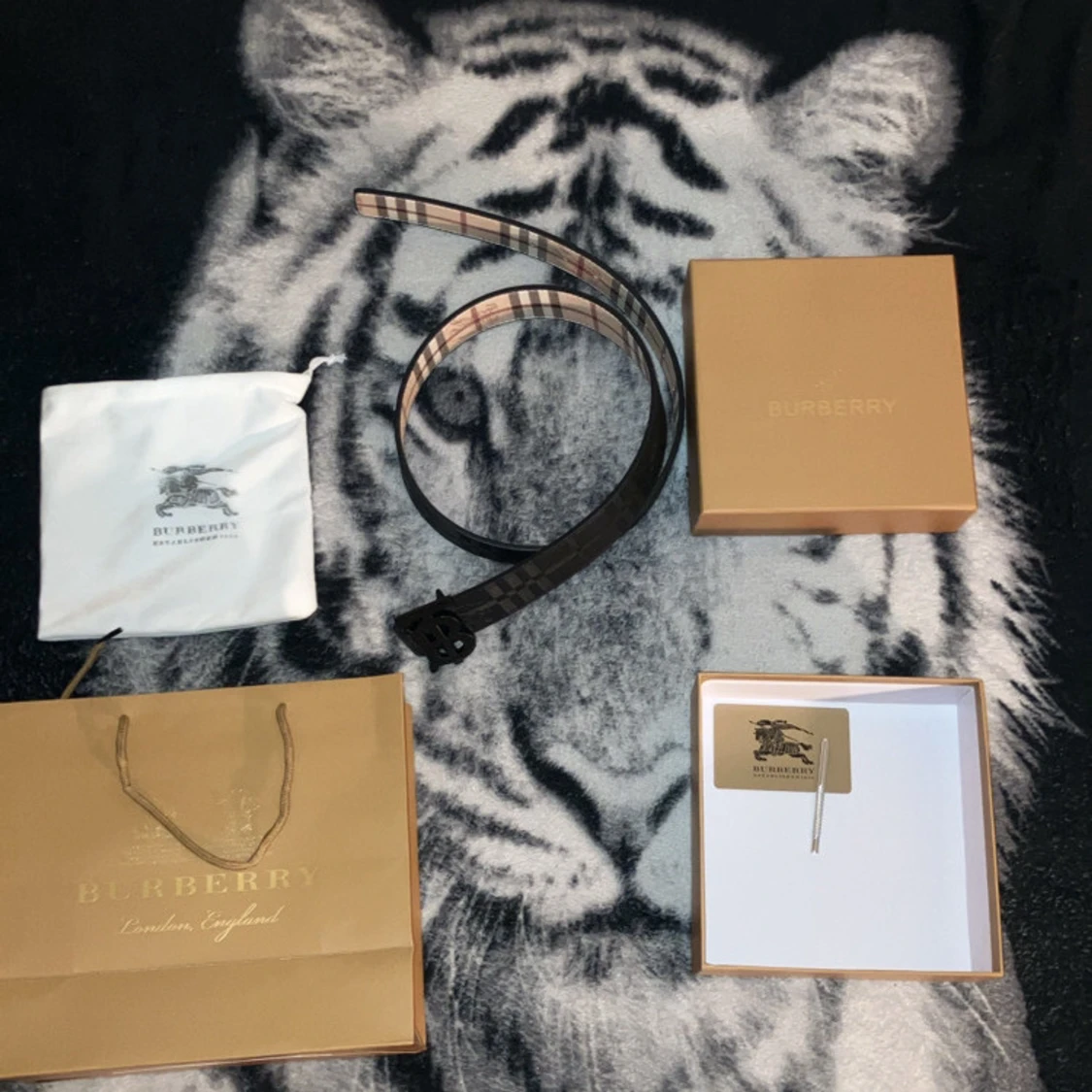  Burberry bälte Inkluderar allt. - 2