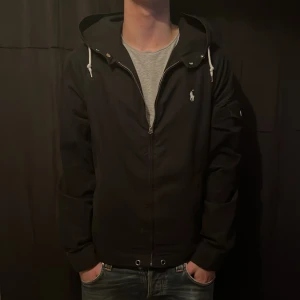 Ralph Lauren field jacket - Tja säljer denna feta Ralph lauren field jacket, nypris runt 2000kr men säljer den för bara 1099,skicket är bra inga defekter, skicka ett pm om du har en fundering. Priset kan diskuteras.
