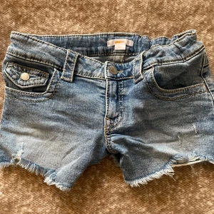 Jeans shorts  - Superfina low waist jeans shorts, som är använda få tal gånger🥰