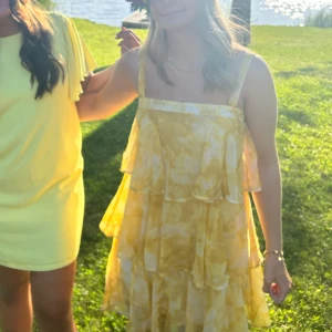 Volangklänning - Superfin sommarklänning med volanger från nakd. Använd en gång💕