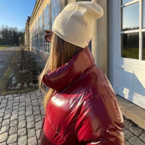 Glansig Tommy jacka  - Säljer denna glansiga puffer jackan från Tommy hilfiger i ny kick. Superfin vinröd färg perfekt till kallare årstider