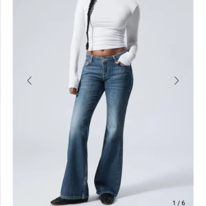 Blå bootcut jeans från Weekday - Jeans ifrån Weekday som är använda 1 gång. Passar S/M. Nypris 600 säljer nu för 450.