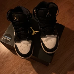 Jordan 1  - Tja, säljer ett par jordans 1 då jag har vuxit ur dom och kan ej använd dem. De är strl 36,5. Hör av er ifall ni har några funderingar.