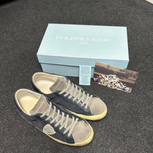 Philippe Model Prsx Skor - Philippe Model skor i nyskick! (använda några gånger) - Box och allt annat på bilden medkommer! - Storlek 42, passar även 43 - Missa inte chansen att få dessa nya skor till mer än halverat pris - Skick 10/10 - Hör av dig vid fler frågor!🙌