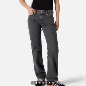 Svarta jeans junkyard - Säljer mina snygga svarta low waist raka jeans ifrån junkyard !! Använda ett par gånger men säljer för att de inte kommer till användning så ofta💗 jag är 177 och dessa är även något korta på mig! Dom är i strl M men skulle även säga de passar S (då det är vad jag har i vanliga fall) skriv om ni vill ha fler bilder !! Pris går alltid att diskutera 💗 (nypris 599:-)