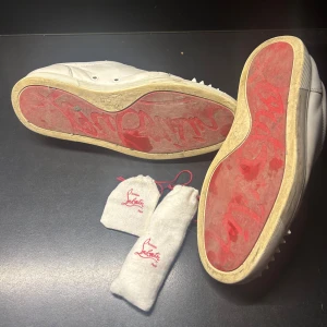  Christian Louboutin - Tja! Säljer nu dessa tvärfeta skor från Christian Louboutin. Skorna är sparsamt använda skick 8/10. Skosnören och extra nitar följer med tyvärr inte boxen. Har äktahetsbevis från Vestaire Collective. Vid frågor eller diskussion om pris är det bara att kontakta mig. Pris ej hugget i sten:)