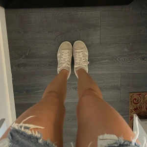 Adidas campus - Säljer dessa ljus-begie färgade campus skorna storlek: 37 1/3 Säljer då de inte kommer till användning längre! Använda några gånger och lite smutsiga. Pris kan diskuteras🩷