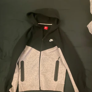 Svart och grå hoodie från Nike - Säljer en fräsch svart och grå nike tech , kvitto finns 