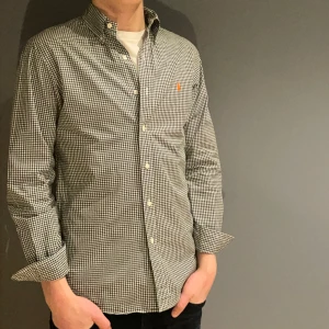 Rutig skjorta från Ralph Lauren - Snygg rutig skjorta från Ralph Lauren i slim fit. Skjortan har en klassisk krage och knappar framtill. Den är grön och vit med ett diskret broderat märke på bröstet. Perfekt för en stilren look. Passar dig kring 170-180. 😁😁