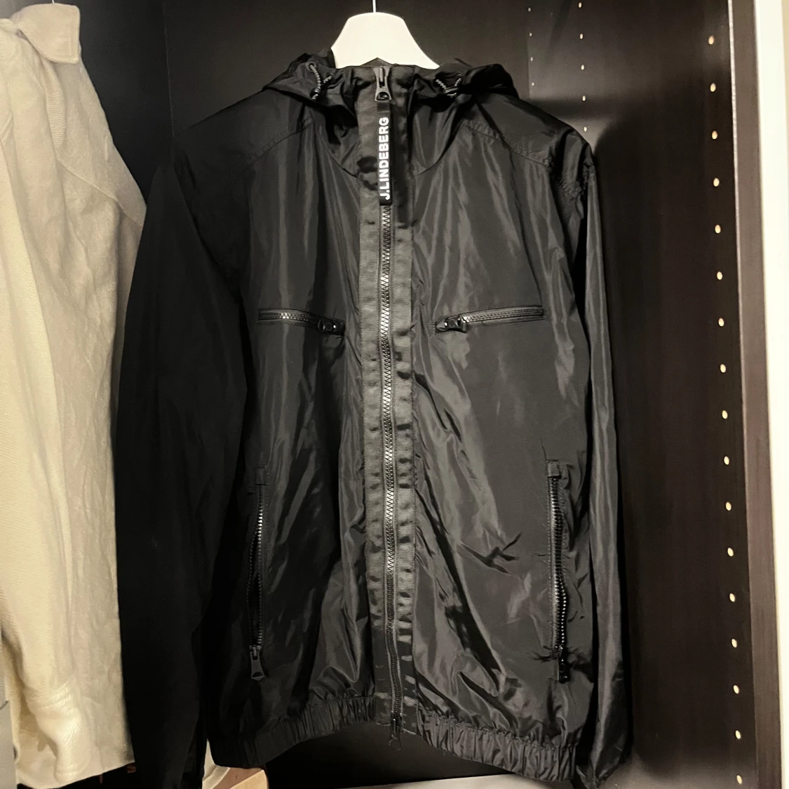 Svart vindjacka från J.Lindeberg