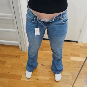 Bootcut jeans XS - Nya med prislapp, jätte fina blåa lågmidjade bootcut jeans från lager 157. Storlek XS short length midjemått 75/76 cm, innerbenslängd 79/80cm. Normala i storleken då dem är stretchiga!
