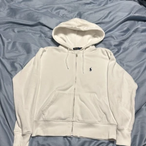 Ralph Lauren zipp hoodie - Vit Ralph lauren hoodie med dragkedja, bra skick använd några gånger.